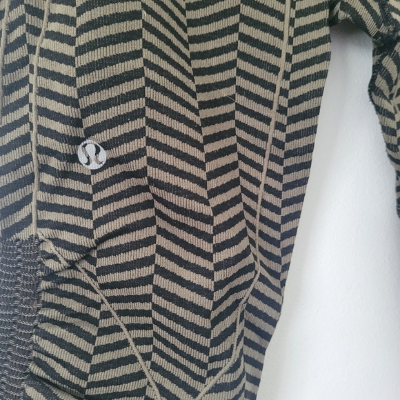 Lululemon In The Flow Crop II Heathered Fatigue Green chevron size 6 - Picture 7 of 9